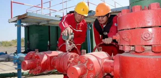 工廠的工人告訴你，應(yīng)該怎么安裝閥門（1）