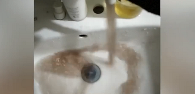 河南居民家自來(lái)水渾如咖啡，相關(guān)部門(mén)回應(yīng)：主管道水質(zhì)安全可正常飲用